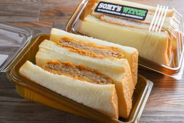 片手で食べやすいカツサンドが生む手軽さ