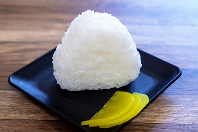 移動や長時間保存に適したおにぎりの種類