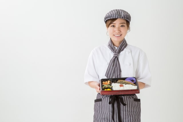 宅配弁当を持つ女性