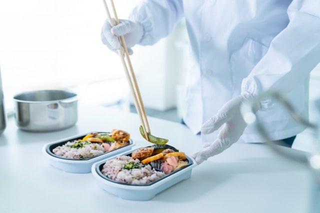 弁当を作っている人