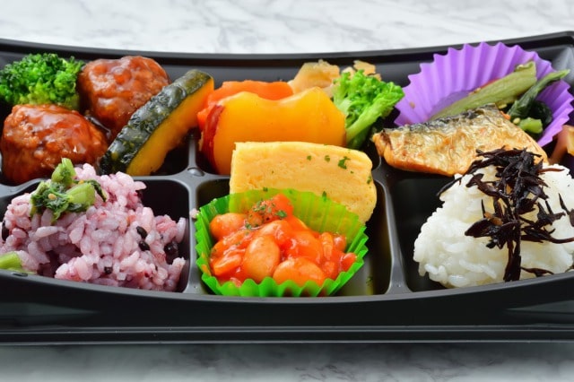 ミートボールなどが入った弁当
