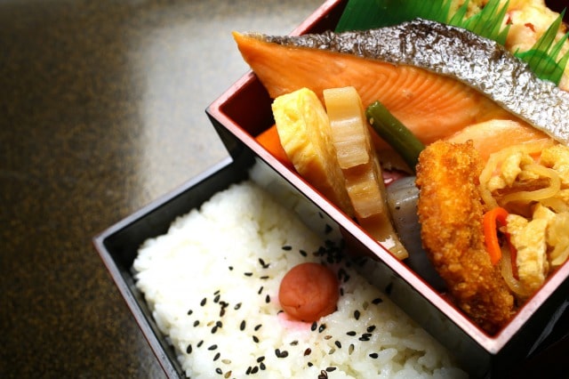 鮭などが入った弁当